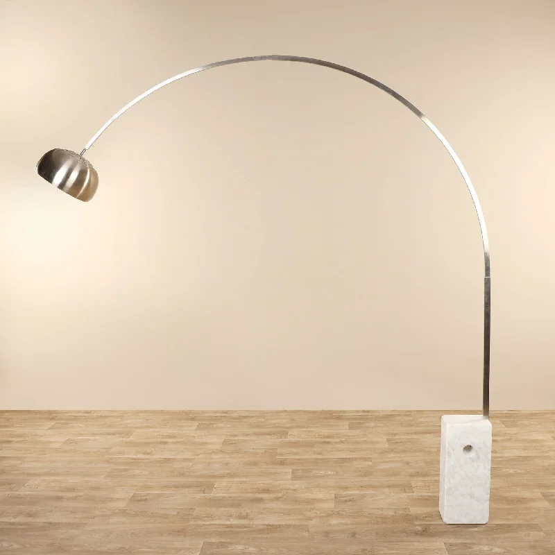 Metal Floor Lamp with a Matte Black Finish for a Sleek LookFloor Lamp